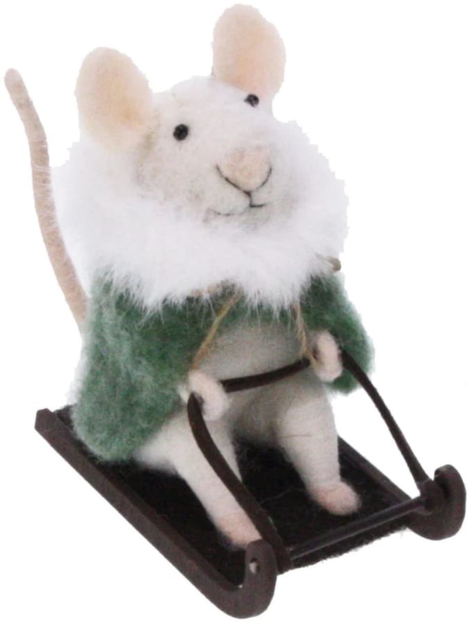 Muis op slee met groene jas 10x5x8 cm