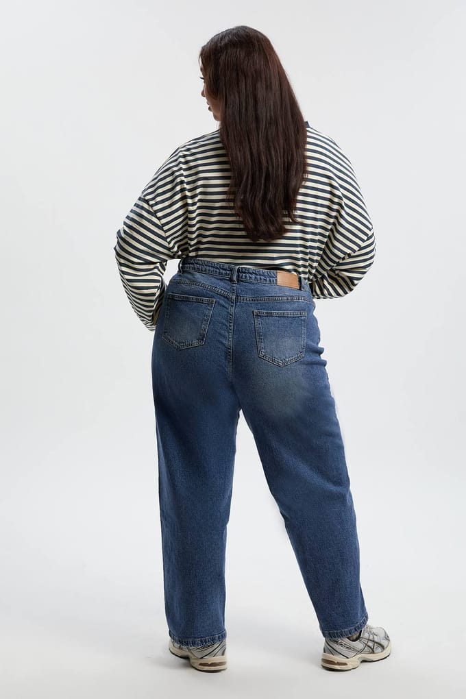 boohoo Dames Plus Basic Boyfriend Jeans | Acid Wash Dark Blue | Maat: 28/30L