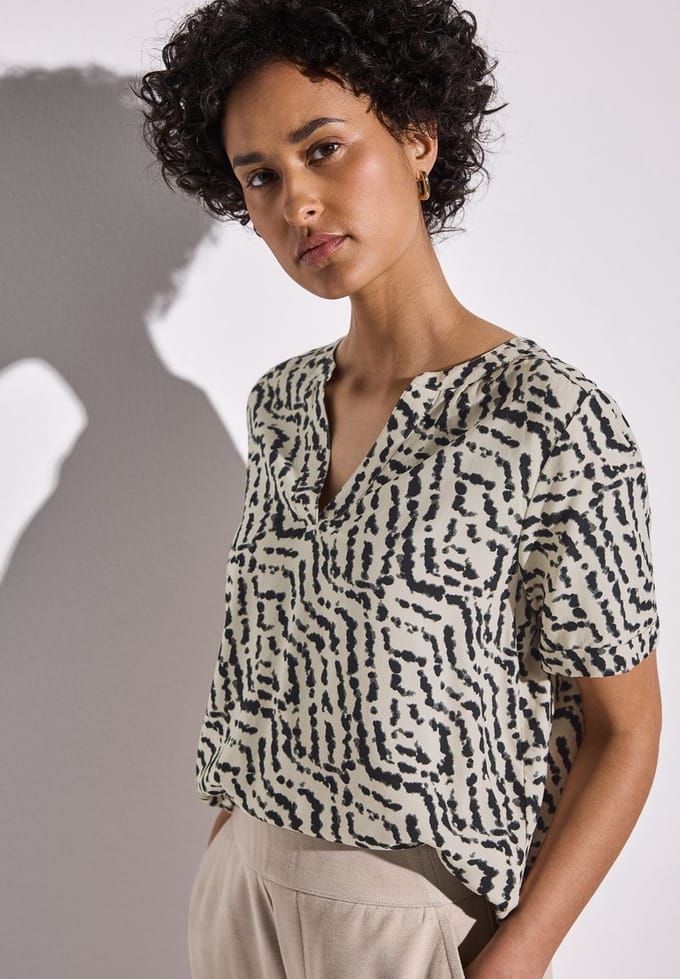 A345627 LTD QR Splitneck blouse w t
