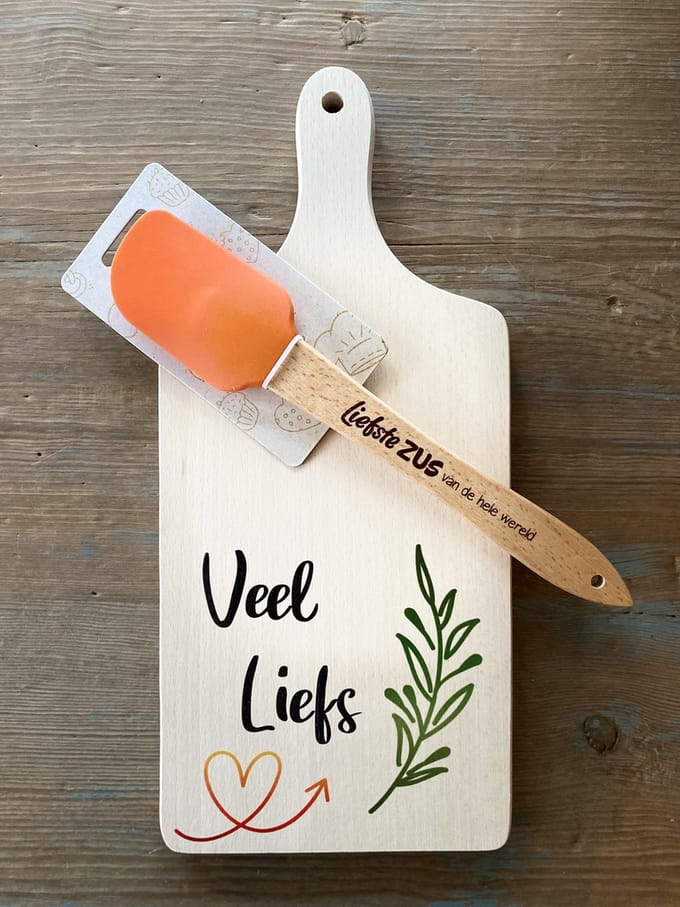 Creaties van Hier - Zus - Bakspatel Zus - Serveerplankje Veel Liefs