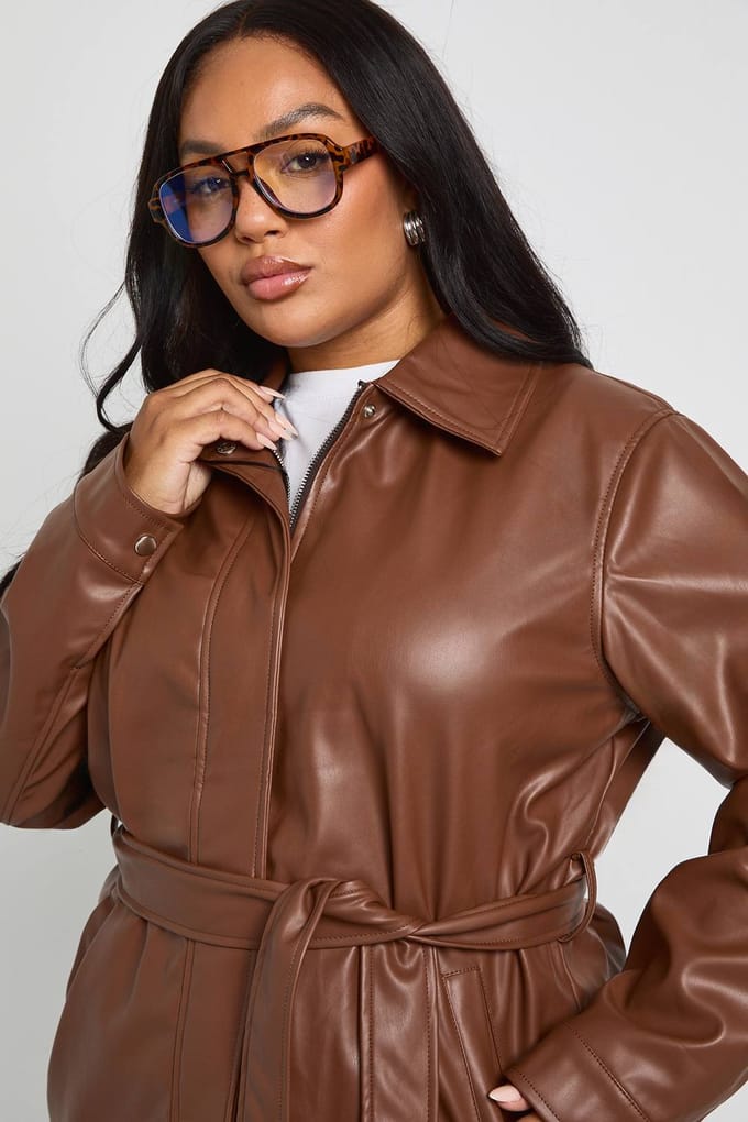 boohoo Dames Plus PU ceintuurtrenchcoat | Bruin | Maat: 46