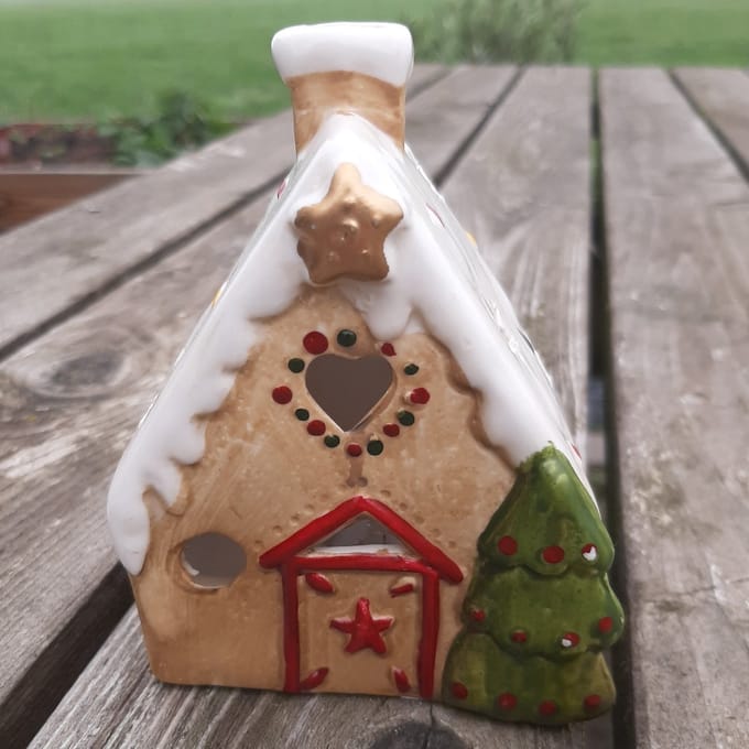Kleurrijk peperkoekhuisje met led-verlichting