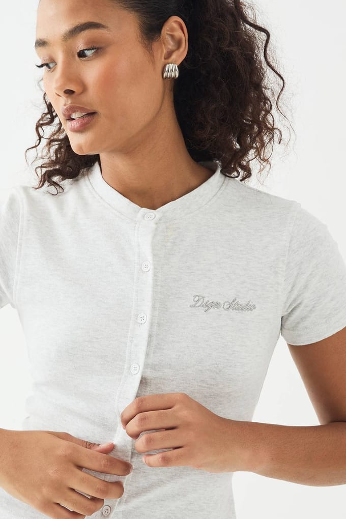 Dames DSGN Studio Script Borduurwerk Geribbelde Doorknoop Top met Korte Mouwen | Ash Grey | Maat: 2XL