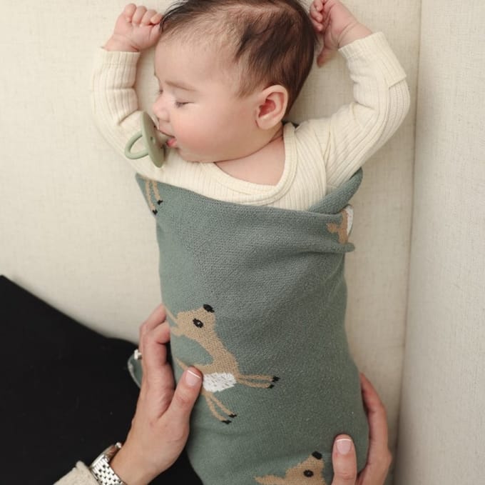 SWADDLE BABYDEKEN VAN 100% LUXE KATOEN – DEER KLEUR : SALIE