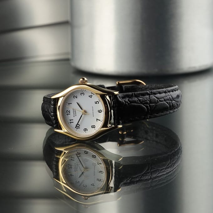 Casio Dames D CA WIT ZWART LTP-1154PQ-7BEG - Horloge - Leer - Zwart - 23 mm