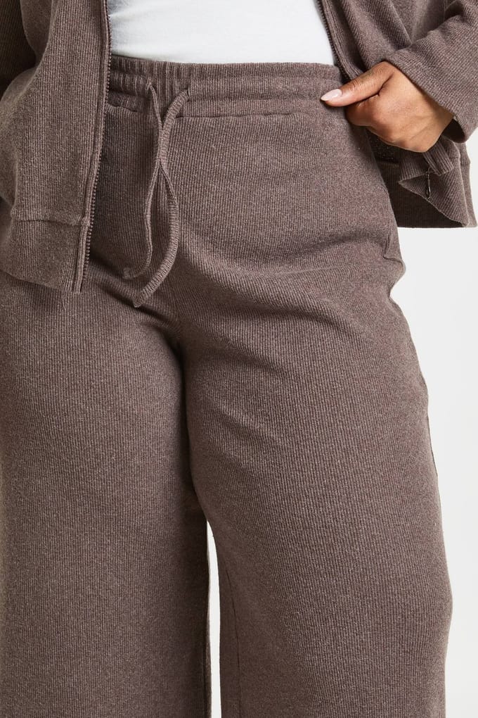boohoo Dames Plus Gebreide Rib Joggingbroek met wijde pijpen | Chocoladebruin | Maat: 52