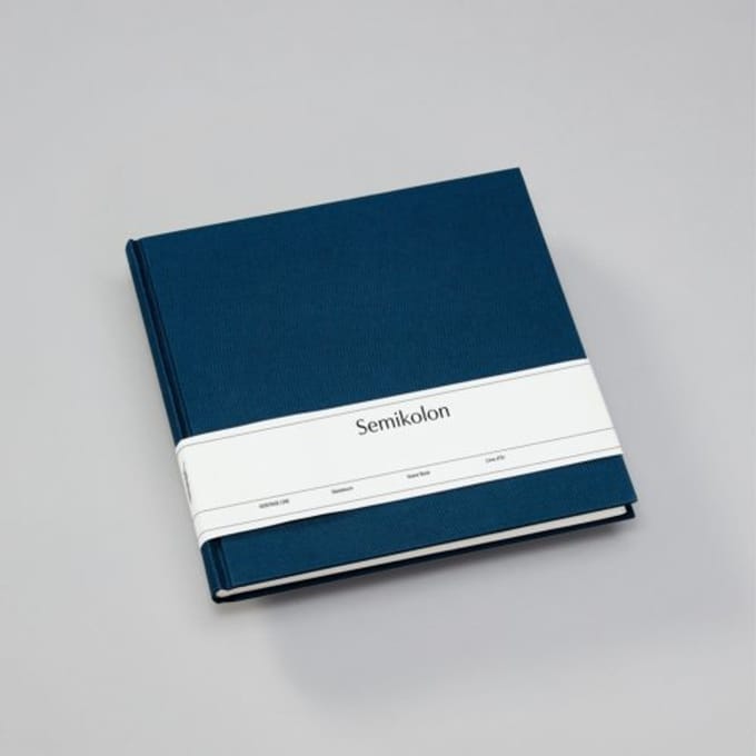 Semikolon gastenboek, formaat 25 x 23 cm., kleur marine blauw