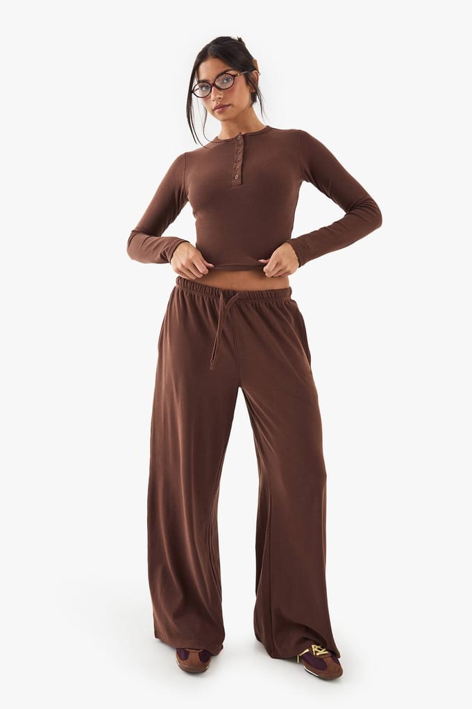 Dames DSGN Studio Geborduurd Ribgebreide Wijde Pijpen Broek | Chocoladebruin | Maat: 3XL