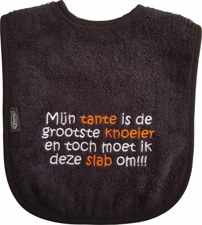 Zwarte slab met "Mijn tante is de grootste knoeier en toch moet ik deze slab om!!!"