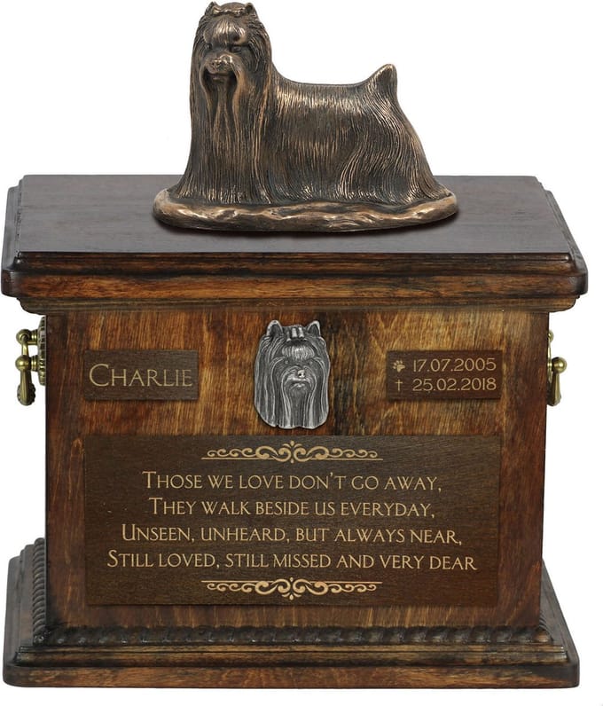 Persoonlijke urn voor Yorkshire Terrier met beeldje voor hondenas.