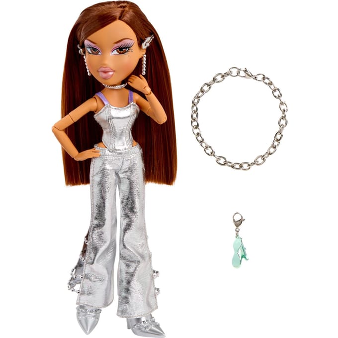 MGA Bratz Charmz modepop Yasmin met bedelarmband en accessoires.