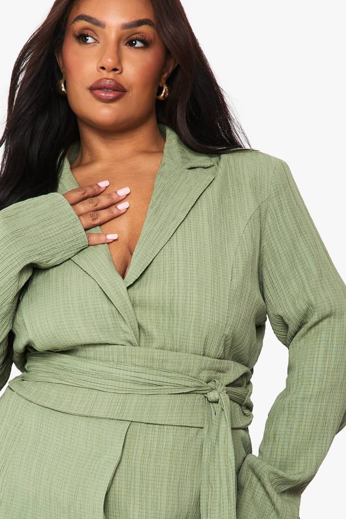 boohoo Dames Plus getextureerde, op maat gemaakte blazerjurk met ceintuurdetail | Verstandig | Maat: 56