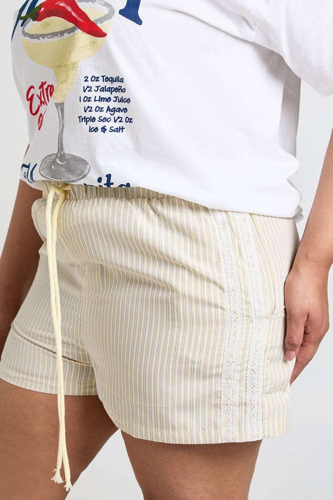 boohoo Dames Plus Gestreepte Short Met Contrasterende Trekkoord | Lemon | Maat: 24