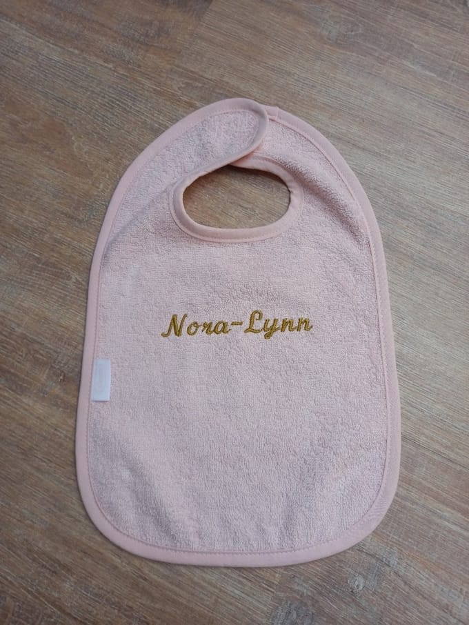 Gepersonaliseerd slabbetje blush met naam geborduurd