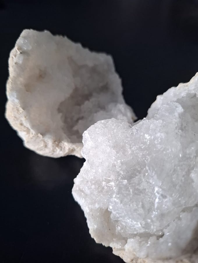 Healing Magic 777 - Edelstenen - Bergkristal geode - zuivering, balans, helderheid, bescherming, aura-versterking