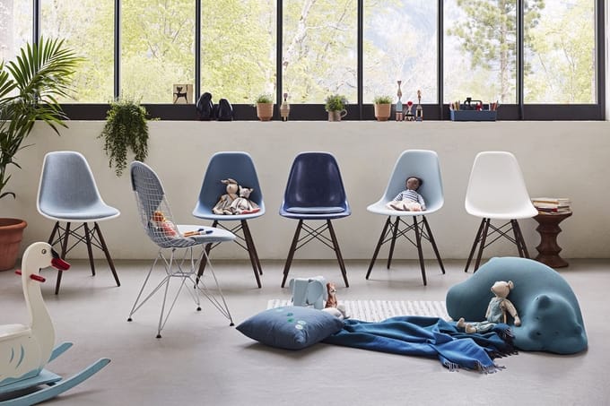 Vitra - DSW Eames Plastic Sidechair - zeeblauw RE - donkere esdoorn