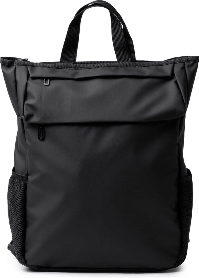 Rugzak van PU-leer met ritssluiting. Breed binnenvak met uitneembaar vak voor 15" laptop.
