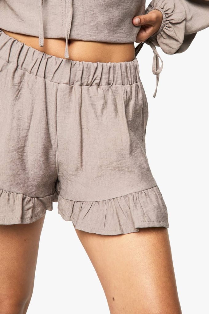 boohoo Dames Linnen Look Frill Flippy Shorts | Taupe | Maat: 6