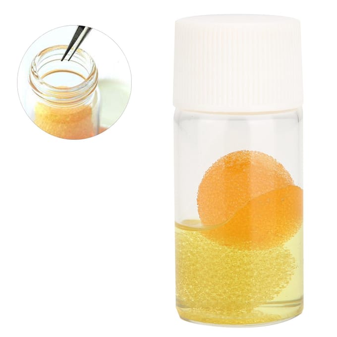 Set met vloeibare remover en sponsjes voor het reinigen van wimperextensions, inclusief pincet en reiniger. white
