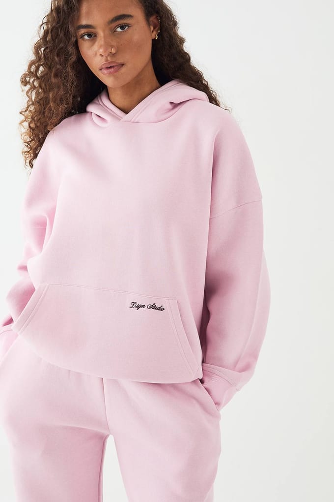 Dames DSGN Studio Script Geborduurd Trainingspak met Capuchon | Roze | Maat: Medium