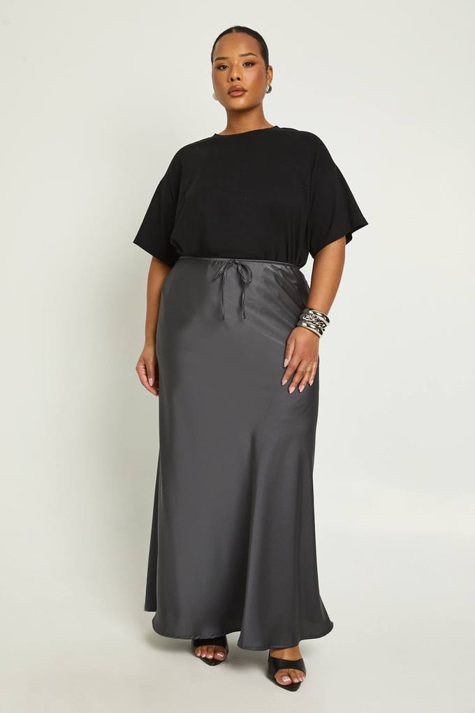 boohoo Dames Plus satijn trekkoord maxirok | Charcoal | Maat: 18