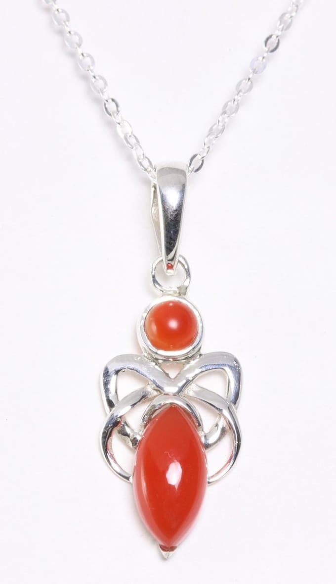 Fijne zilveren hanger met carneool aan ketting