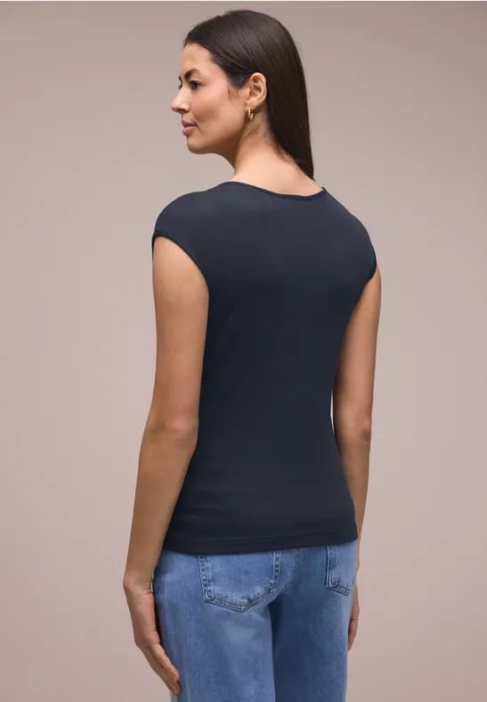 Shirt zonder mouwen met diamanten halslijn