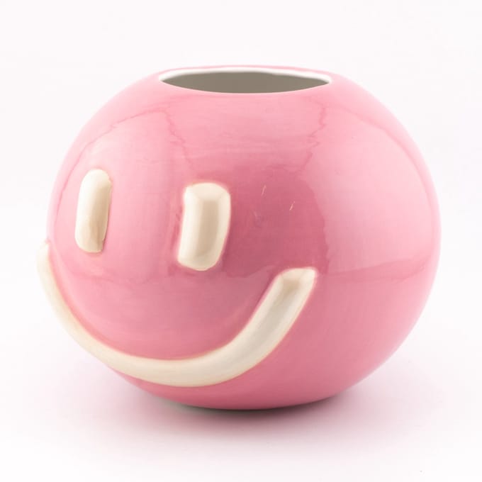 HomeBound by KY | Aardewerk vaas smiley | bloemenvaas