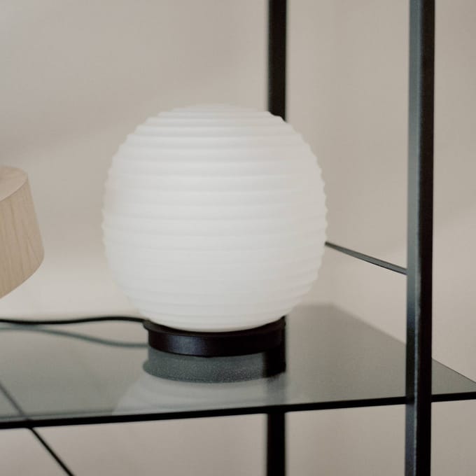 NEW WORKS Lantern Globe Tafellamp Zwart Frame Klein Ø20