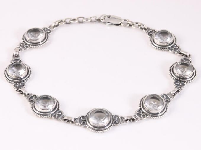 Bewerkte zilveren armband met bergkristal