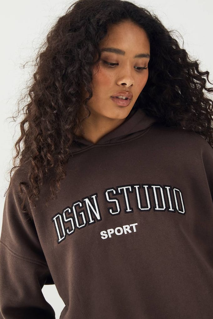 Dames DSGN Studio Collegiate Applique Oversized Hoodie | Espresso | Maat: Medium