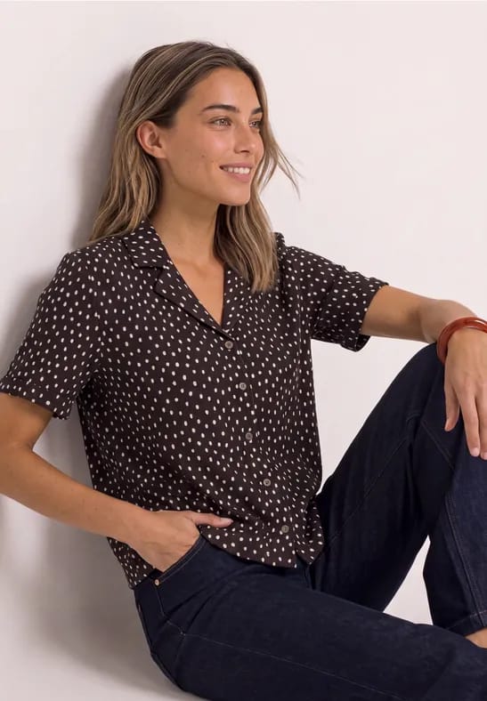 Shirt met verschillende texturen en een knoopsluiting