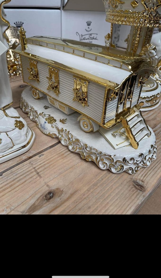 Capodimonte Woonwagen beeld - 45x17x20cm - Wit/Goud - Porselein