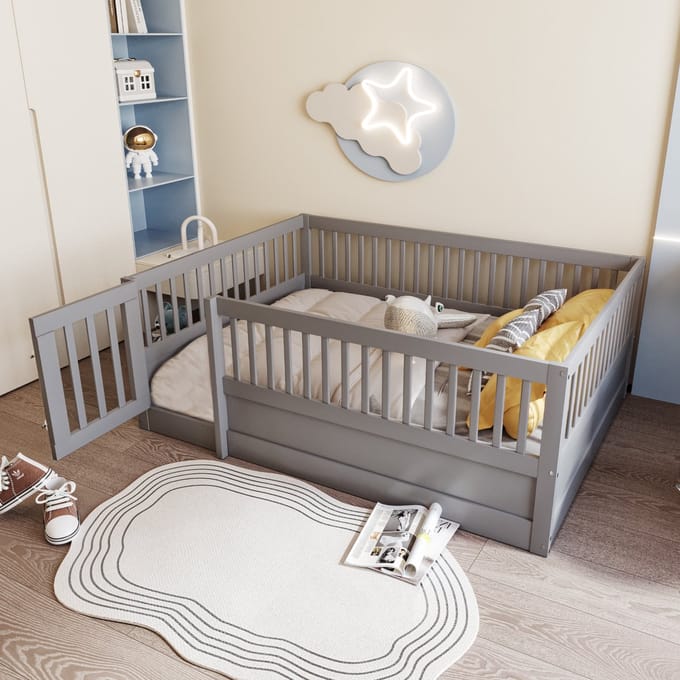 Kinderbed 140 x 200 cm - houten bedframe met leuning en deur - grijs - zonder matras