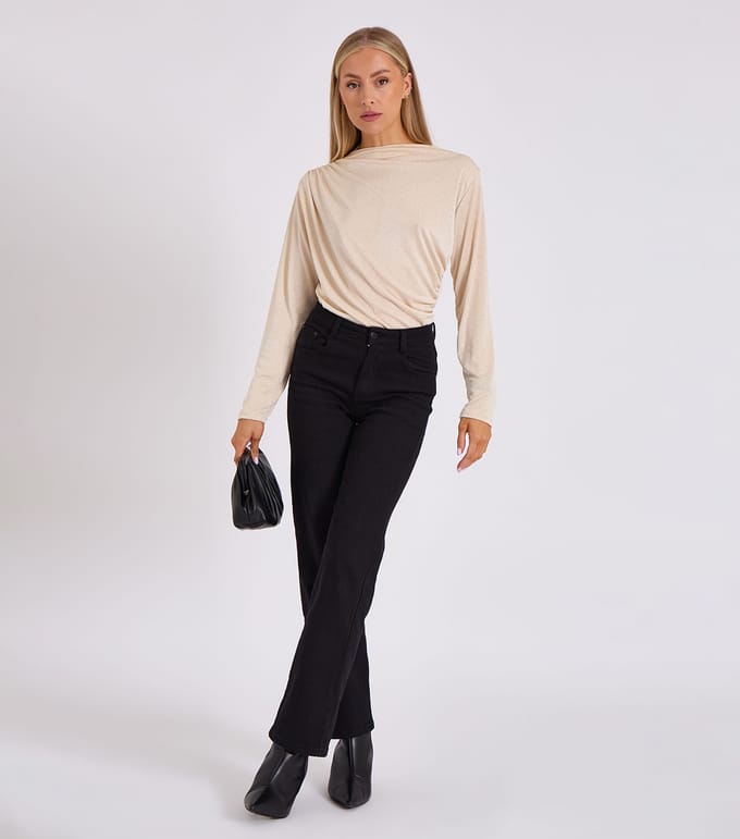 Beige bodysuit met diamantvormige studs en overslag aan de voorkant