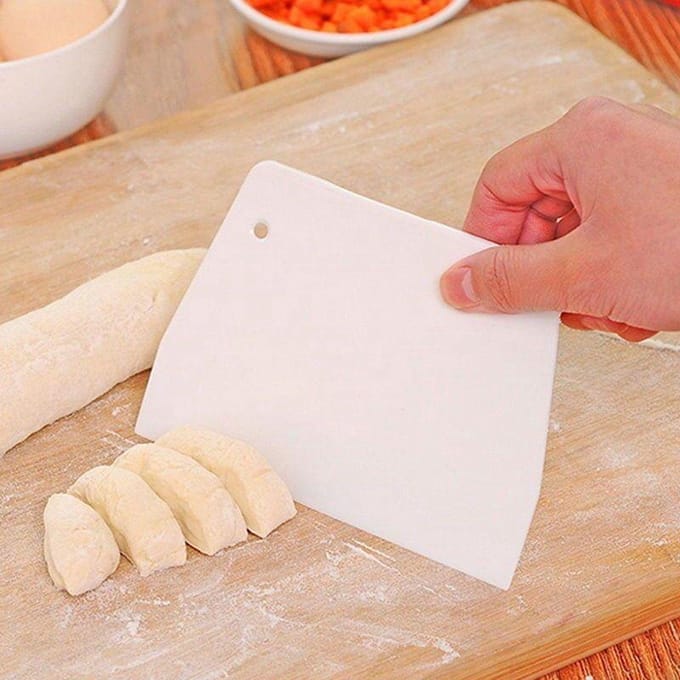 LOUZIR  Deeg snijder - Deegschraper - voor Taart – Cake - Deeg Kunststof Schraper  -  Deegkrabber - Deeg cutter Keuken tool - Wit