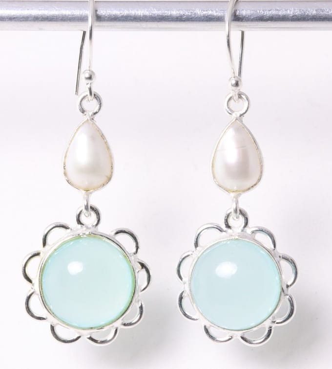 Lange zilveren oorbellen met aqua chalcedoon en parel