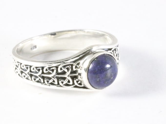 Bewerkte zilveren ring met lapis lazuli - maat 19