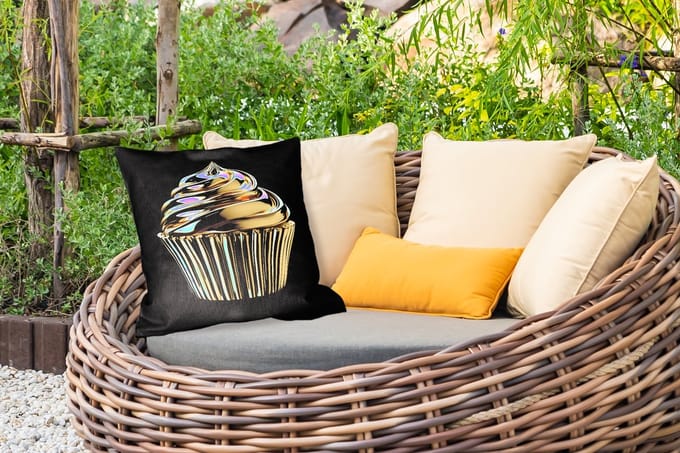 Buitenkussen - Cupcake - Eten - Goud - Zwart - 45x45 cm - Weerbestendig