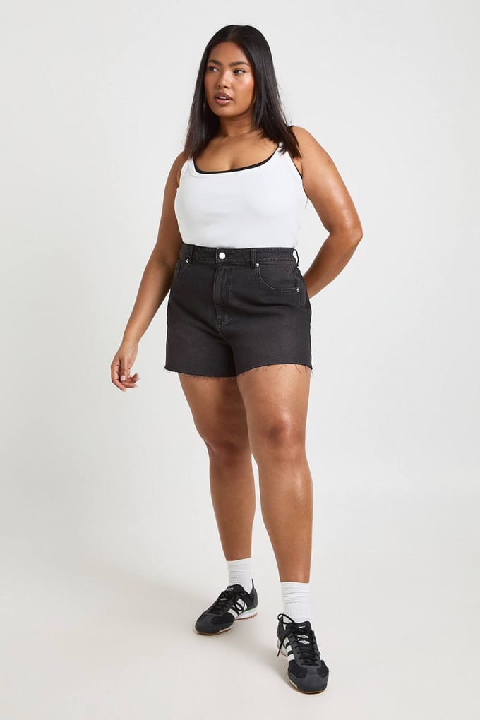 boohoo Dames Plus denimshorts met ruwe zoom | Washed Black | Maat: 54