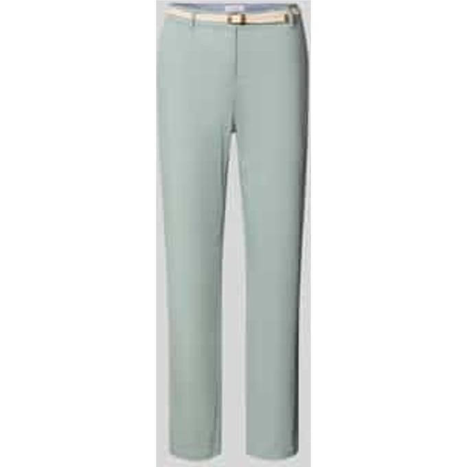 chino met riem en achterzakken