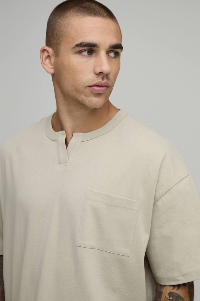 Oversized Gekrompen V-hals T-shirt Met Borstzak | Stone | Size Small