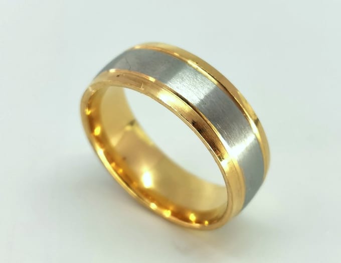 RVS - goudkleurig - ring - maat 16 - brede met zilverkleurig in midden.