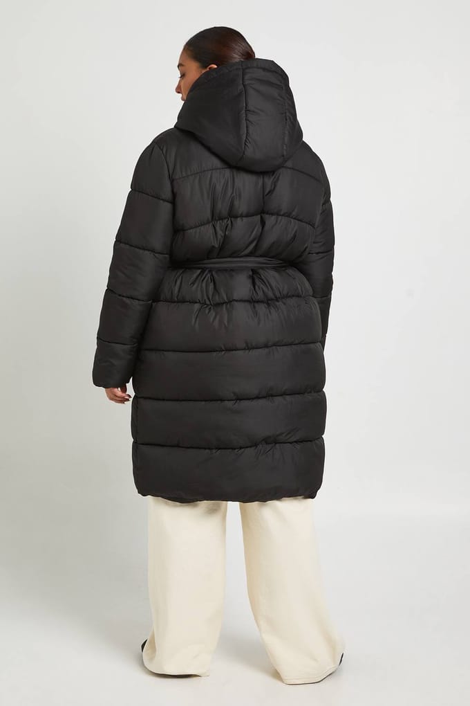 boohoo Dames Plus lange pufferjas met riem | Zwart | Maat: 46