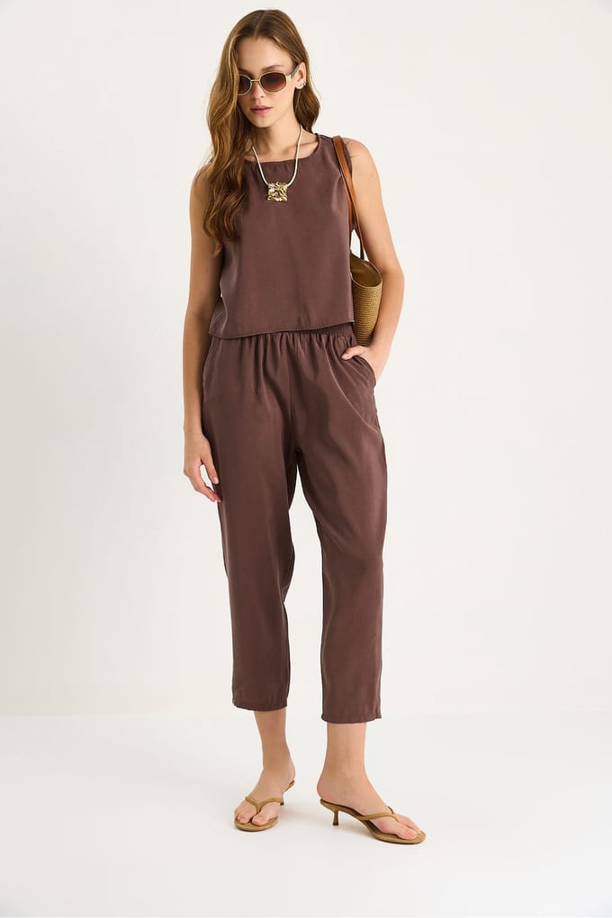 Mouwloze Crewneck Blouse en Carrof Fıt Broekset