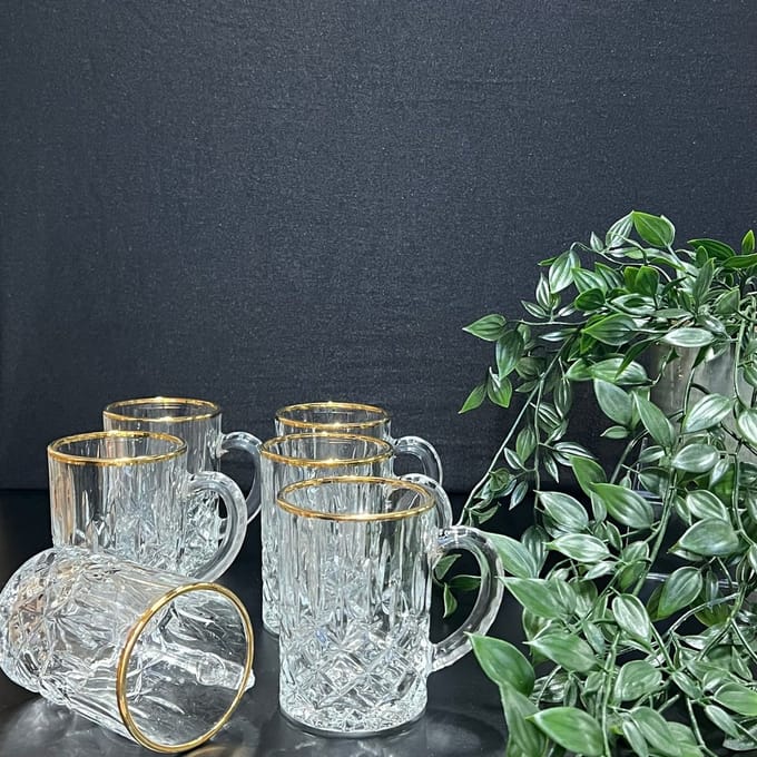 Thee glazen met een gouden rand