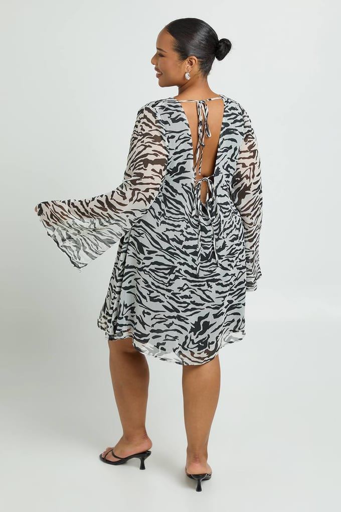 boohoo Dames Plus zebra bedrukt chiffon mini-jurk met uitlopende mouwen | Black | Maat: 18