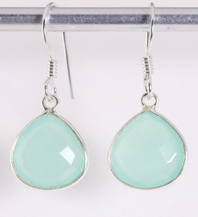 Fijne druppelvormige zilveren oorbellen met aqua chalcedoon