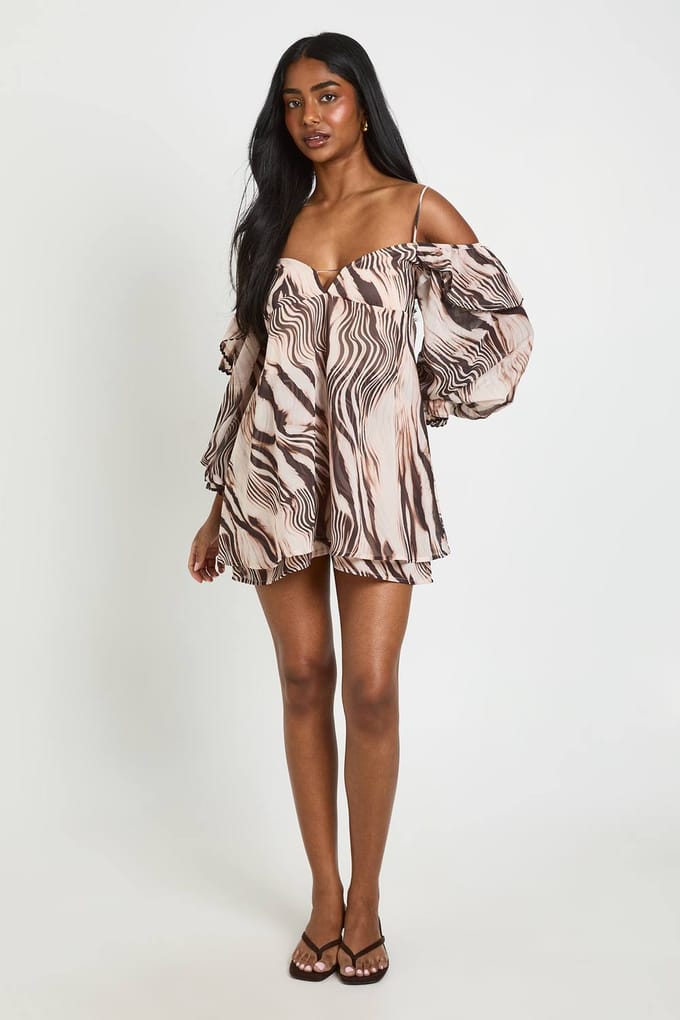 boohoo Dames Zebra Chiffon Playsuit Met Open Schouders En Ruches | Zebraprint | Maat: 40
