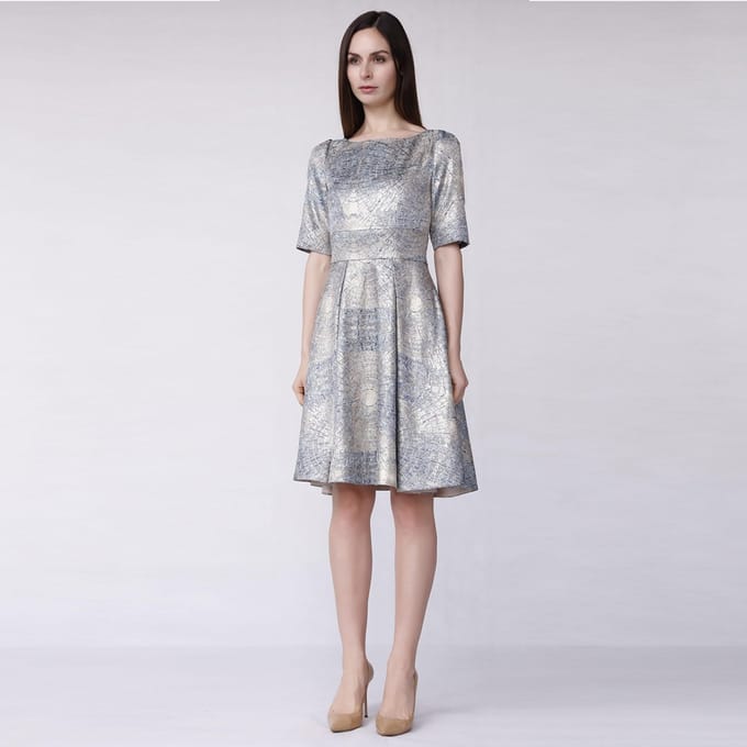 Gebogen en wijd uitlopende cocktailjurk in Jacquard